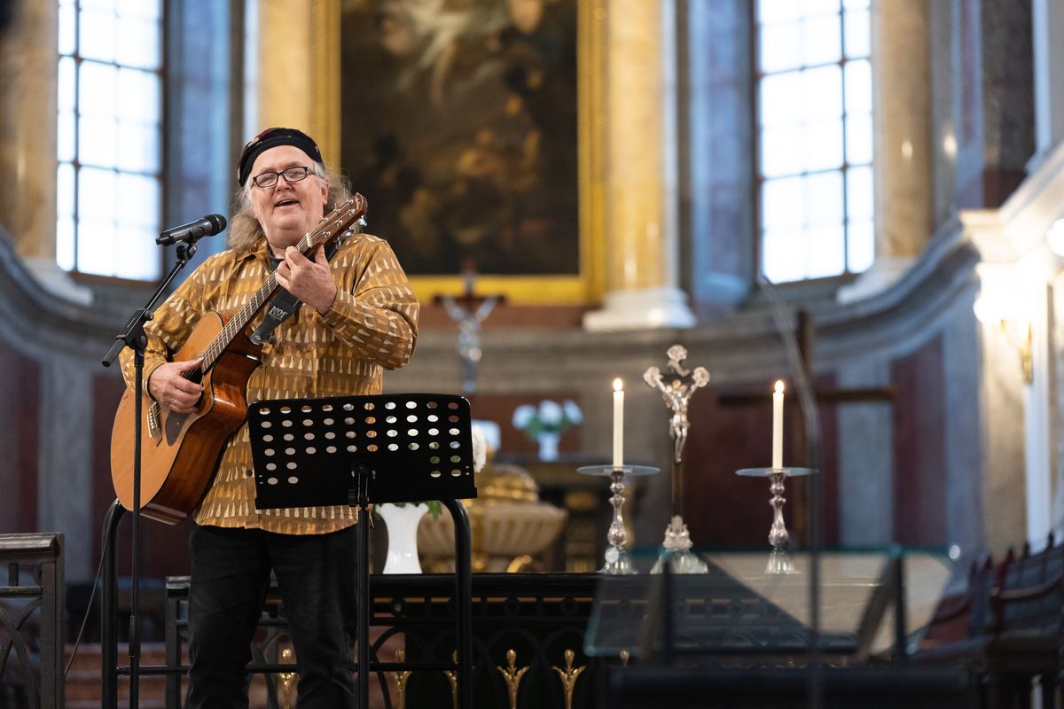 Gerhard Schöne beim Friedensgebet in der Nikolaikirche Leipzig 24.10.2022, © Andreas Matthes